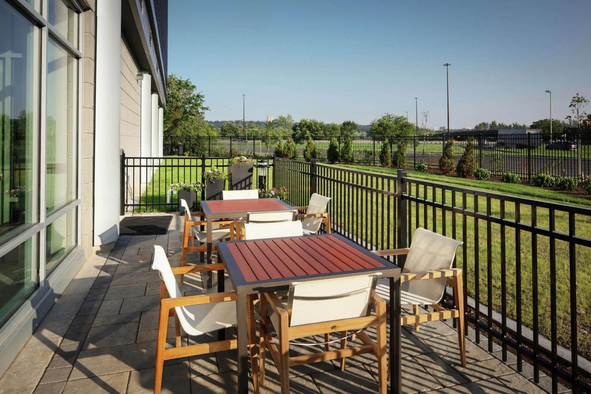 Hampton Inn & Suites Teaneck/Glenpointe Ngoại thất bức ảnh